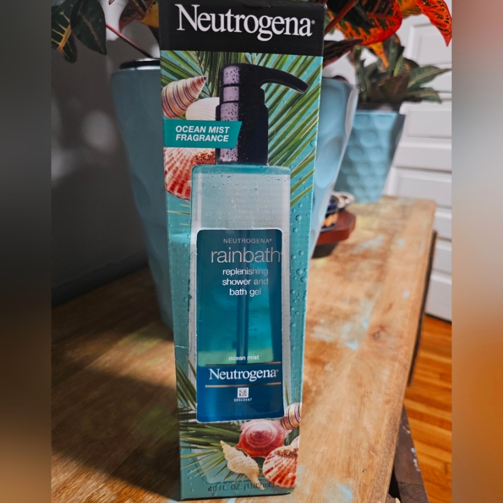 Two Bottles Of 40 fl oz Neutrogena Rain Bath Shower & Bath Gel Ocean Mist